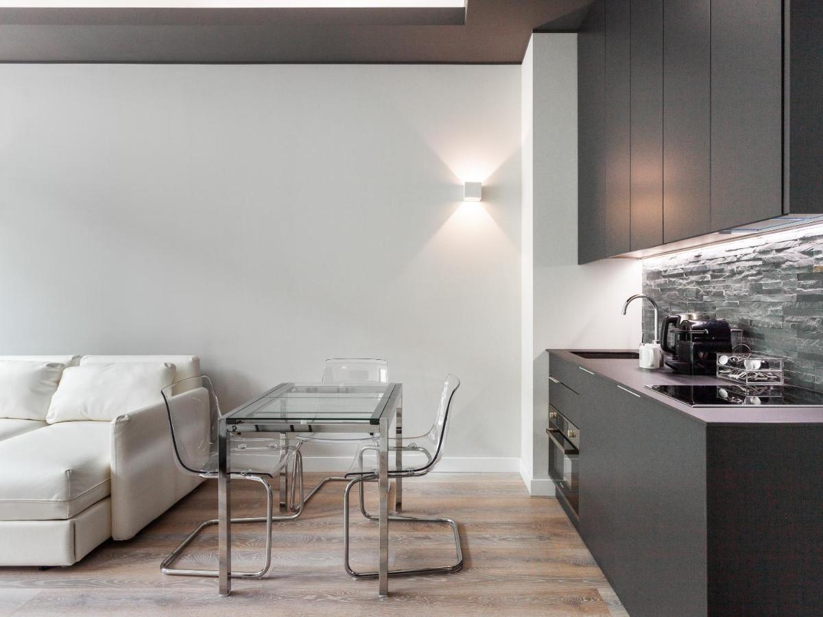 Easyhomes-City Centre Suites Милано Екстериор снимка