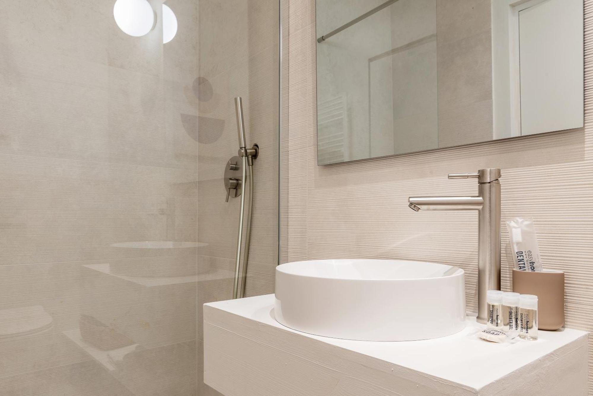 Easyhomes-City Centre Suites Милано Екстериор снимка