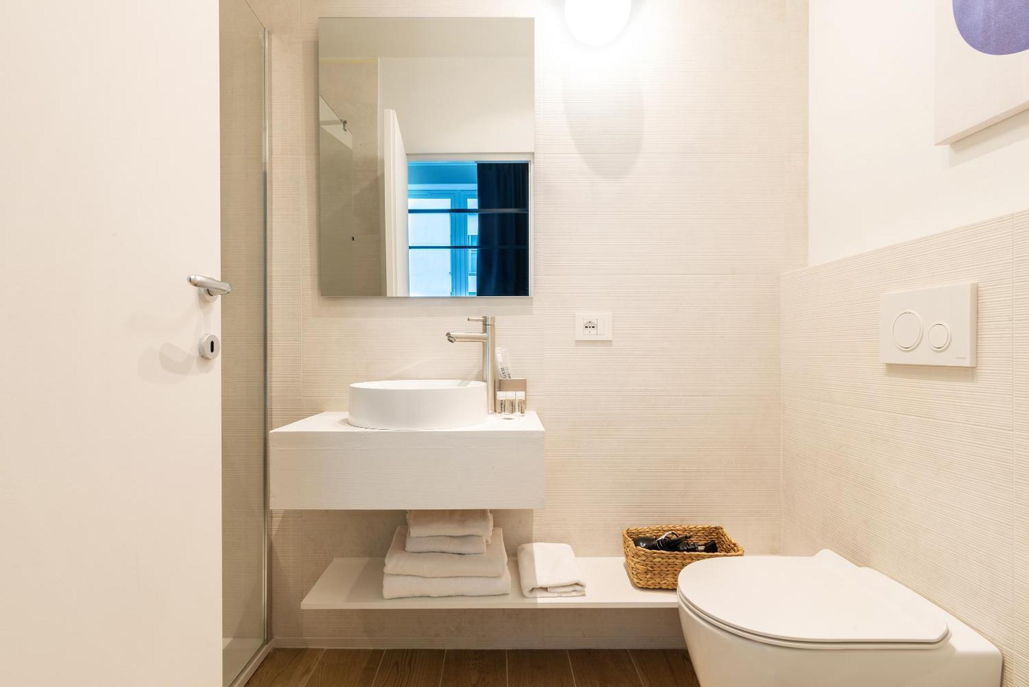 Easyhomes-City Centre Suites Милано Екстериор снимка